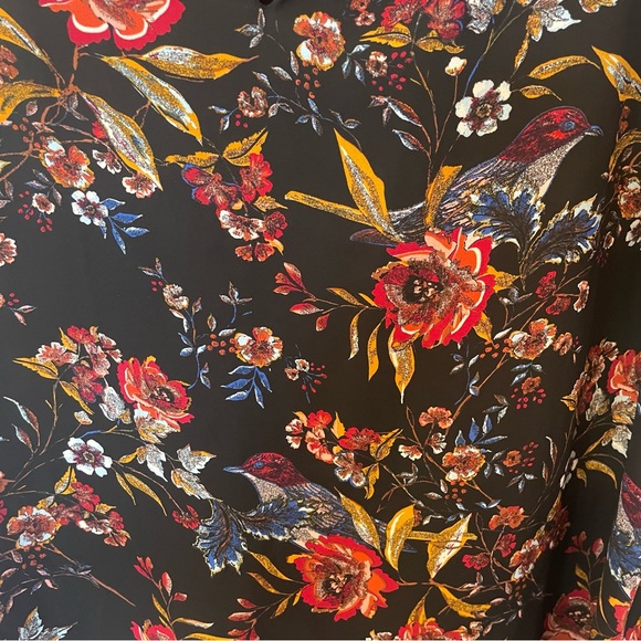 Short Sleeve V-Neck Floral Blouse - Picture 3 of 7